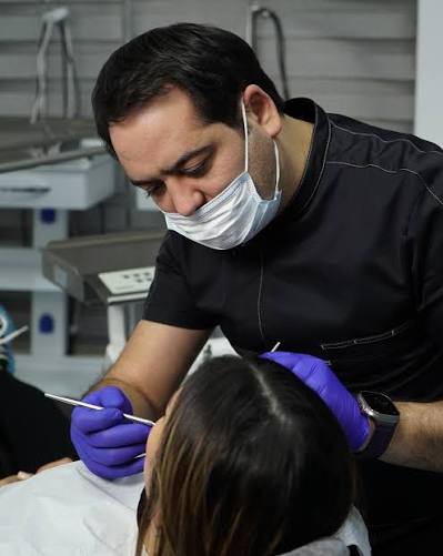 Dr. İkram Sadıqov pasiyenti müayinə edir